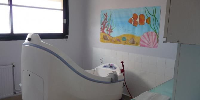 baignoire_pour_traiter_les_epidermolyses_bulleuses_en_dermatologie-_2011_0